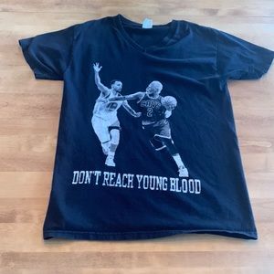 V neck Kyrie Irving, Stephen Curry. “Don’t reach young blood”.